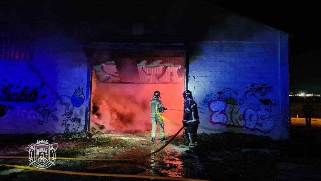 Imagen de archivo de bomberos trabajando en el incendio de una nave agrícola de Burgos