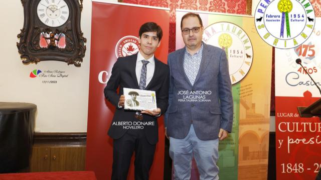 El novillero Alberto Donaire junto a José  Antonio Lagunas, vicepresidente de la Peña Taurina Soriana