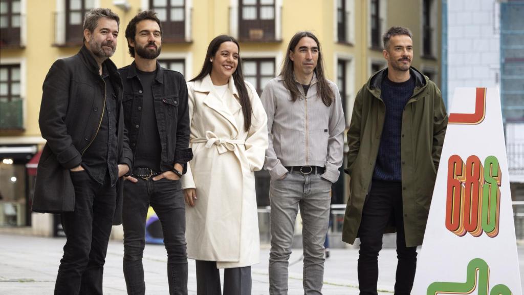 Valeria Castro (en el centro) junto a los miembros de Vetusta Morla en la Seminci de Valladolid, el festival de cine donde se presentó 'El amor de Andrea', la película dirigida por Manuel Martín Cuenca cuya banda sonora corre a cargo del grupo madrileño y la artista canaria. Foto: Seminci