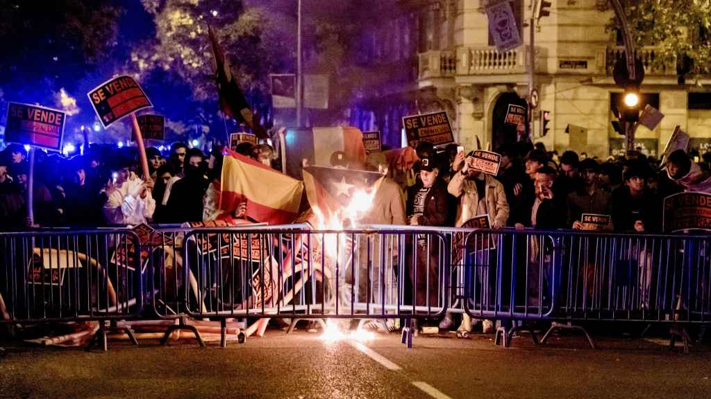 Primera línea de manifestación la decimoquinta noche de protestas en Ferraz.