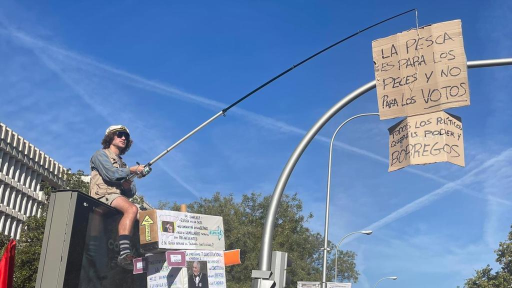 Manifestante protesta contra la amnistía