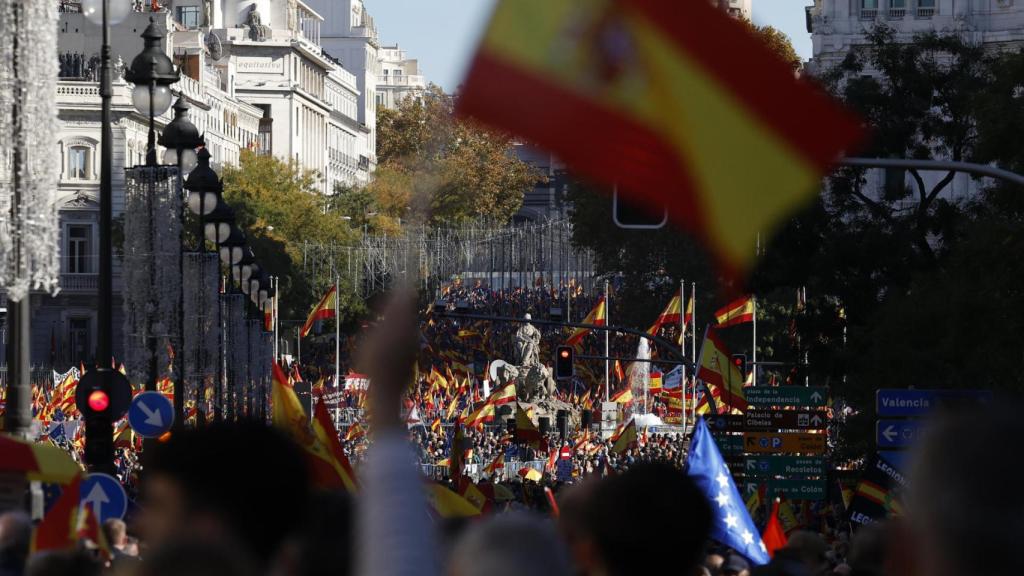 Miles de personas, en la manifestación convocada este sábado en Madrid por un centenar de organizaciones de la sociedad civil contra la amnistía.