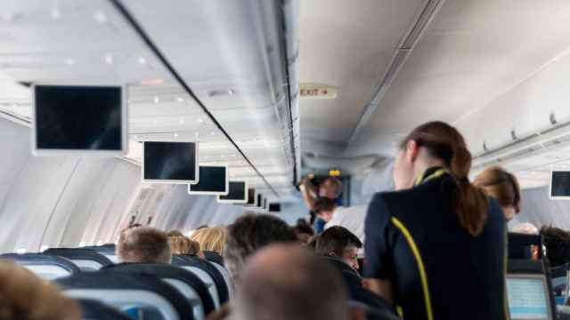 Varias azafatas en el interior de un avión, en una imagen de archivo.