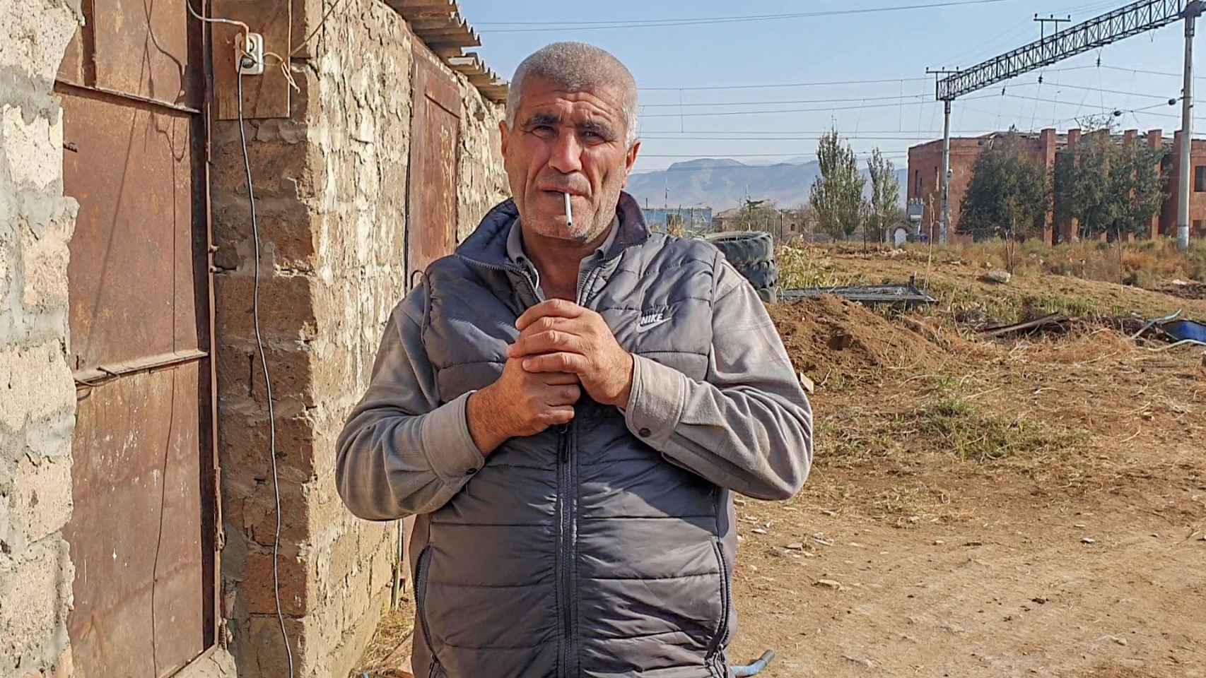 Este armenio yazidí sigue viviendo en Yerasj, junto a la frontera azerí. Muchas otras familias de esa religión sincrética han salido huyendo debido al hostigamiento que sufren por parte de las tropas del ejército de Baku desplegadas junto a la frontera próxima.