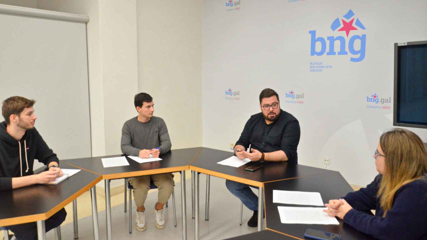 Imagen de la reunión entre Xabier P. Igrexas y los representantes estudiantiles.