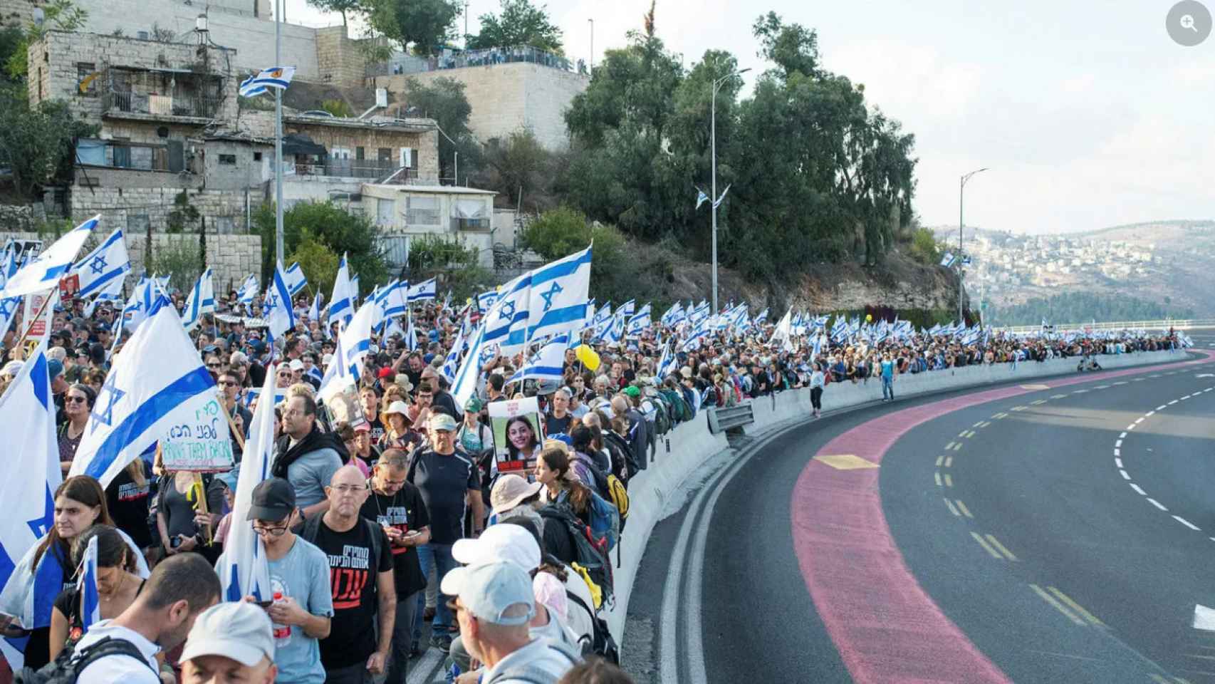 Las familias de los rehenes marchan a la entrada de Jerusalén, este sábado.