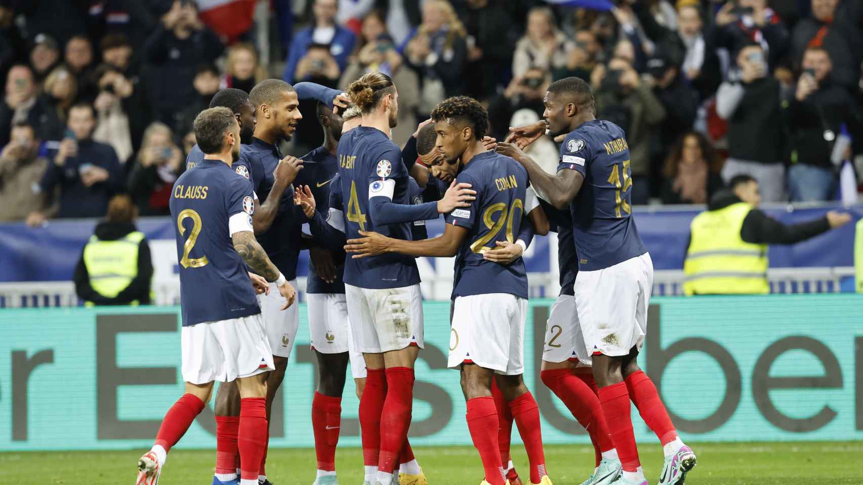 Los jugadores de Francia felicitan a Mbappé tras un gol frente a Gibraltar.