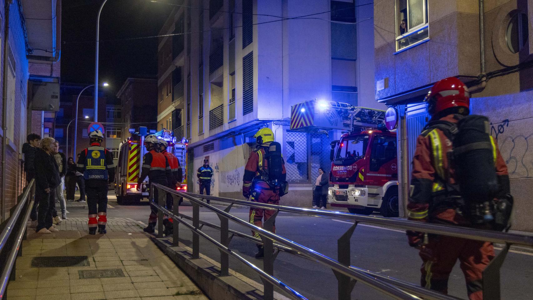 Bomberos y policía local acuden a un escape de gas en la calle Villalar de Salamanca.