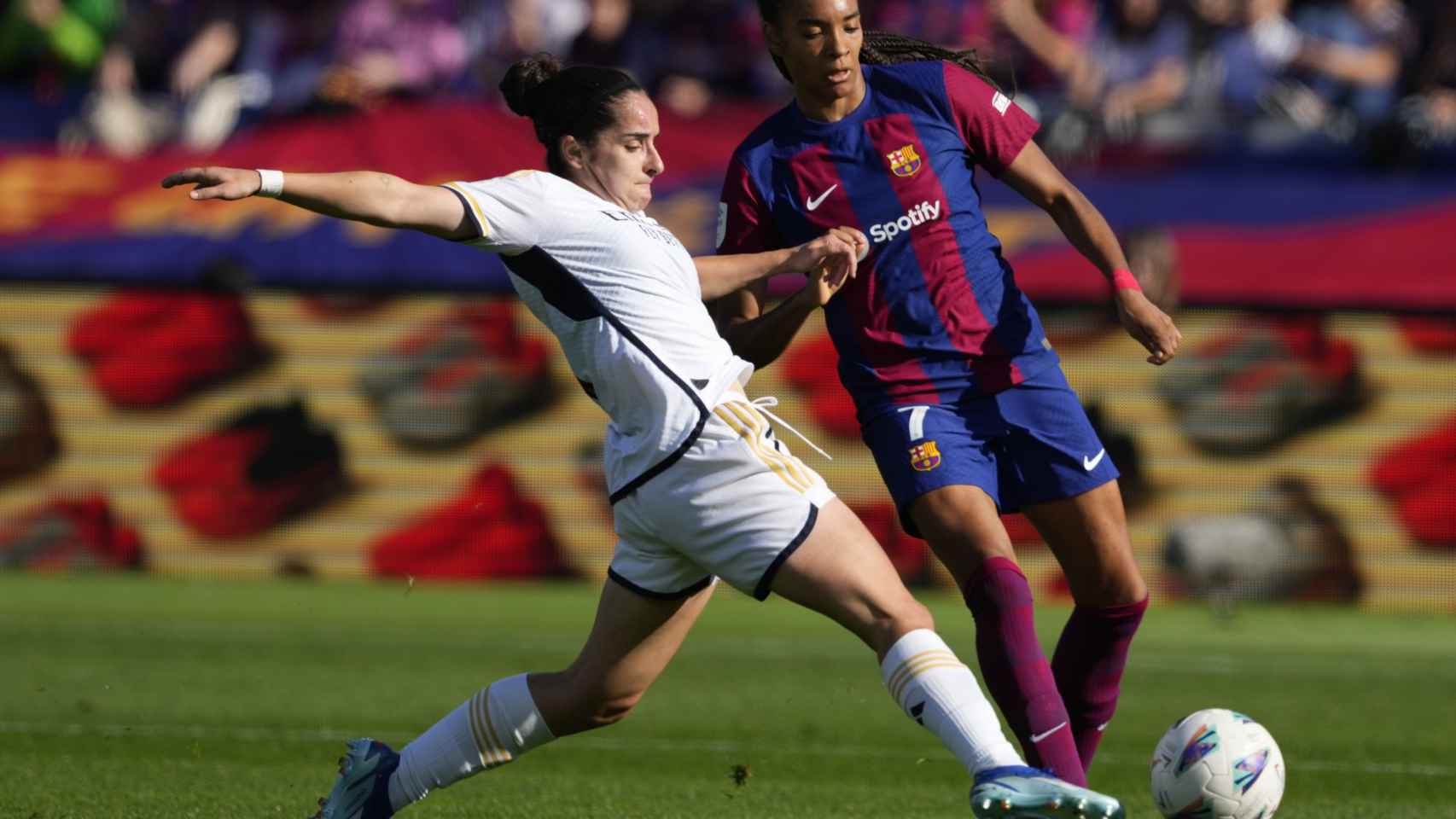 Salma Paralluelo lucha un balón con Oihane en el FC Barcelona - Real Madrid.