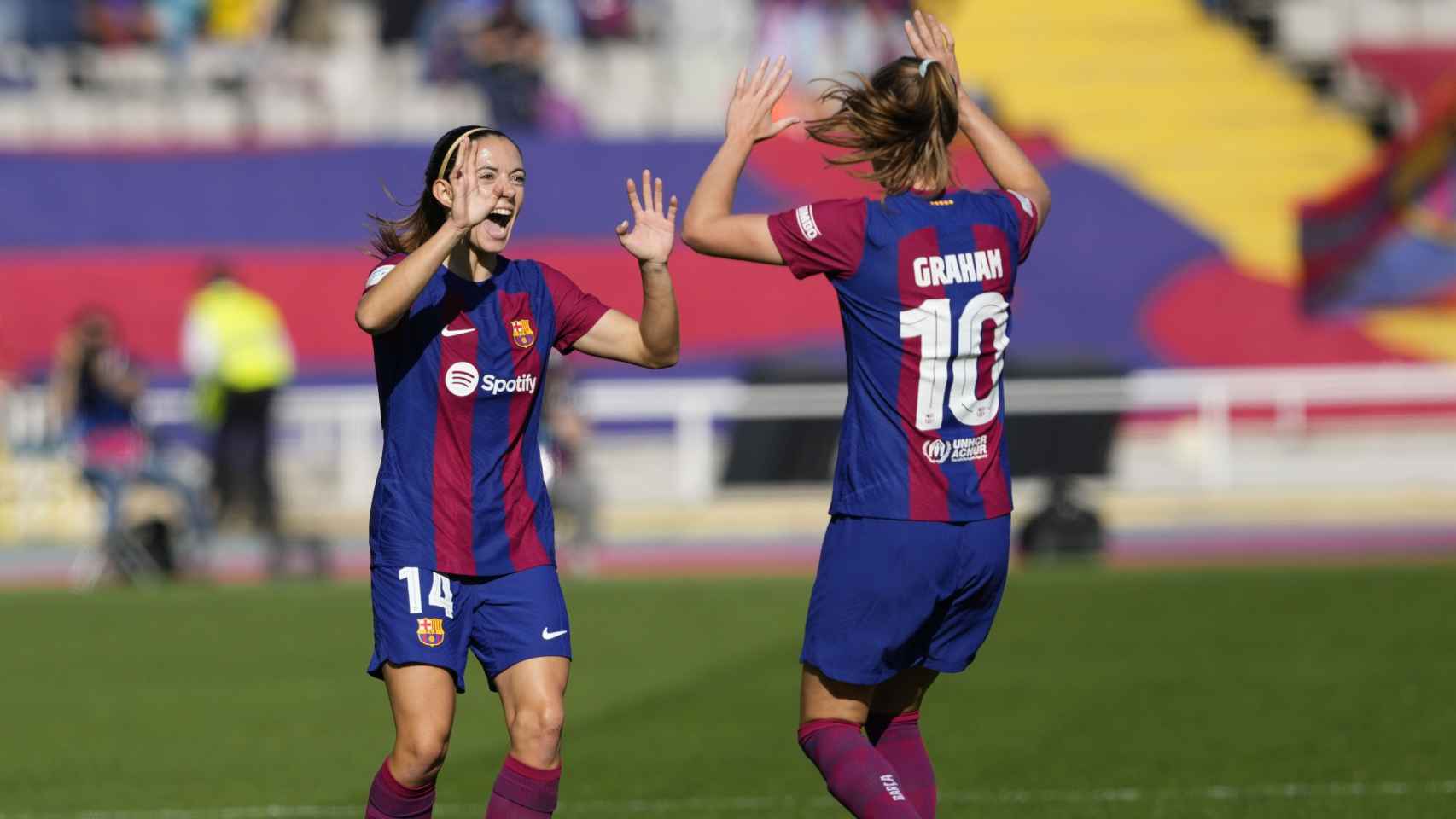 Aitana Bonmatí celebra su gol con Graham Hansen.