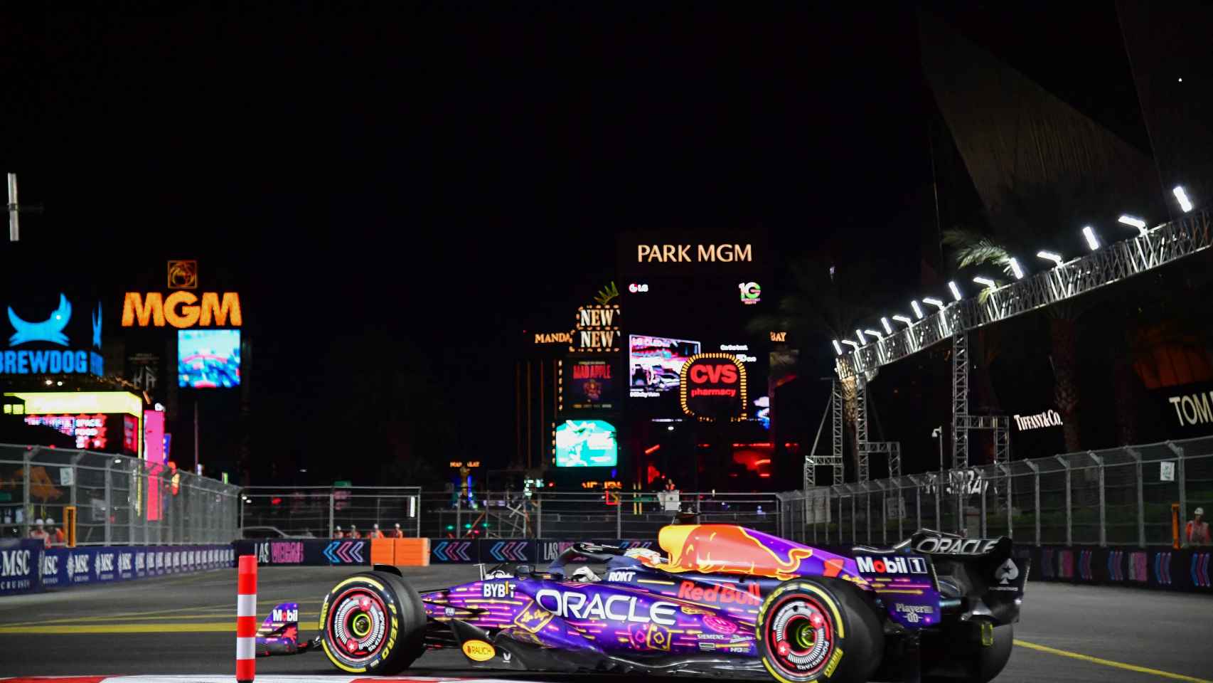 Max Verstappen, en una curva del Gran Premio de Las Vegas.