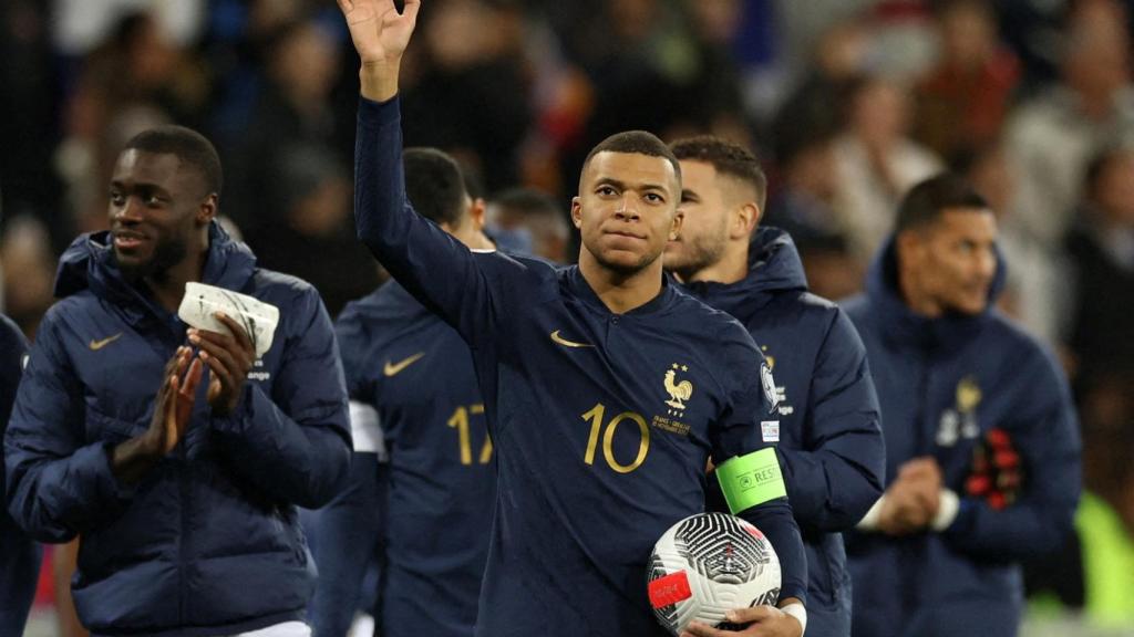 Mbappé saluda tras el partido ante Gibraltar.