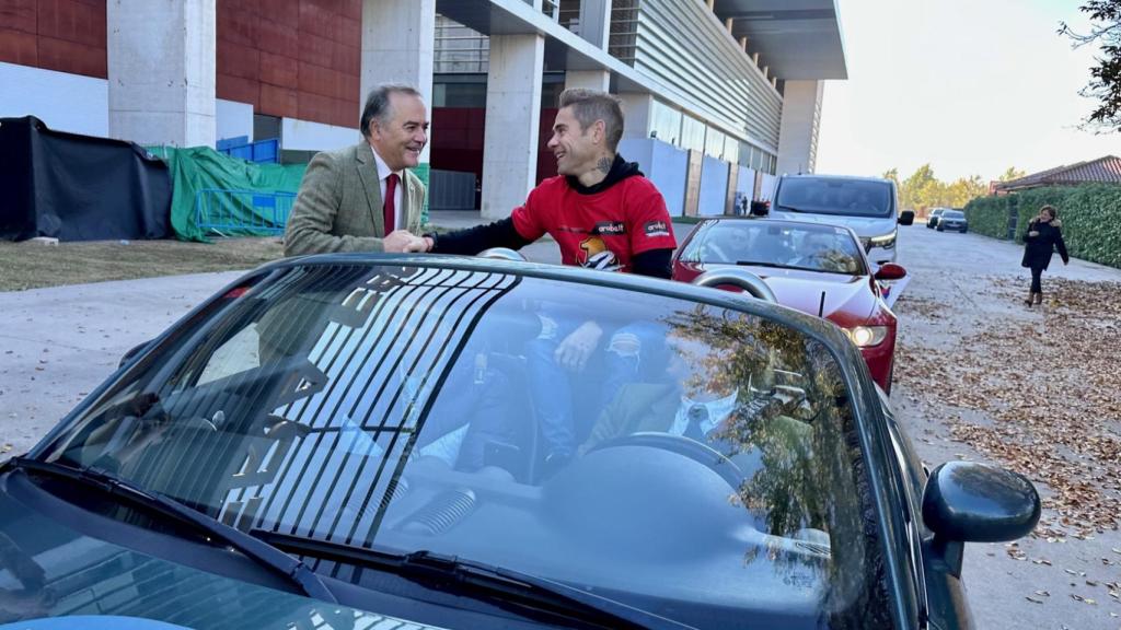 Talavera de la Reina se echa a la calle para rendirse a su campeón Álvaro Bautista