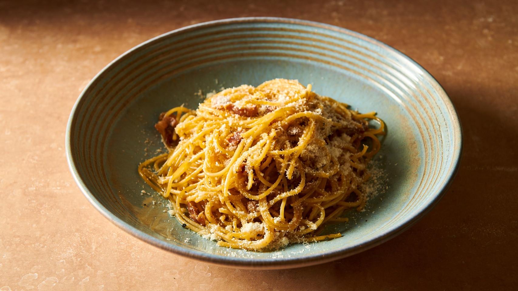 Spaguetti con carbonara tradicional trufada
