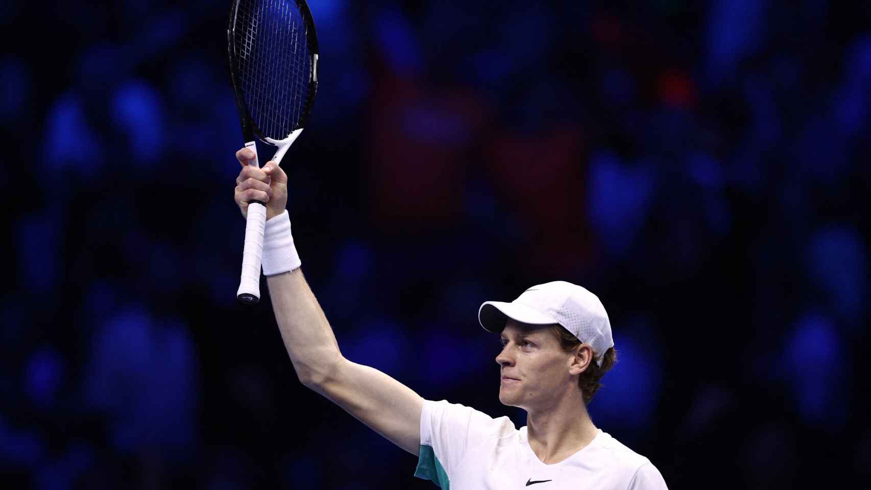 Sinner celebra un punto en las ATP Finals ante Djokovic.