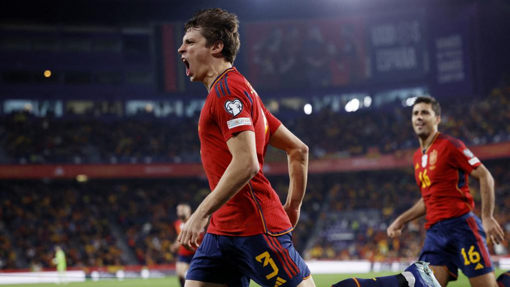 Le Normand celebra el primer gol con España.
