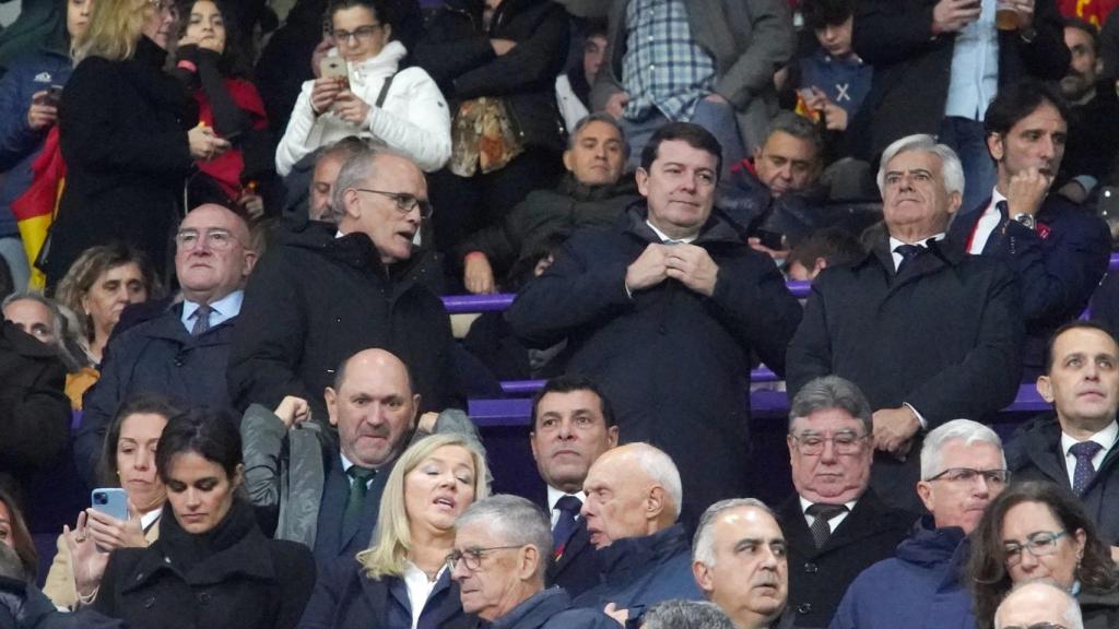 El presidente de la Junta, Alfonso Fernández Mañueco, y el alcalde de Valladolid, Jesús Julio Carnero, junto a otras autoridades en el partido de España