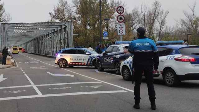 Agentes de la Policía Nacional y Local y varias ambulancias en el puente de hierro en Zamora
