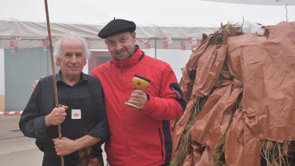 El ceramista Daniel Serna junto a  Santiago Manzano, conocido como ‘El Archiperrero’