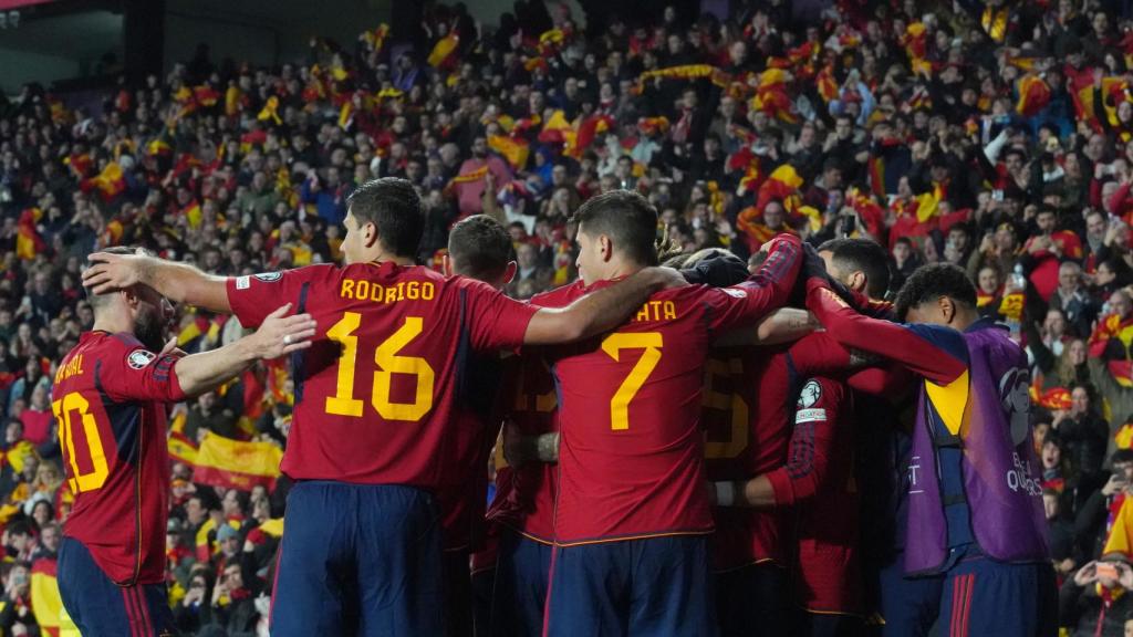 Los jugadores de la selección española celebrando uno de los goles anotados en el encuentro