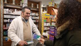 En la imagen el farmaceútico José Bermejo dispensa el fármaco que , con receta médica, está indicado para dejar de fumar