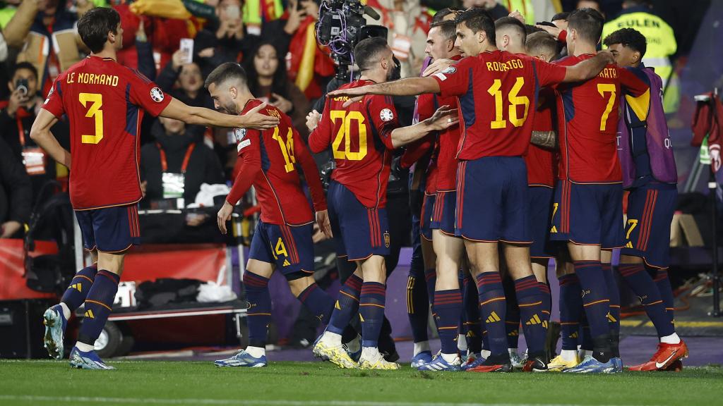 Los jugadores de la Selección celebran el 2-1