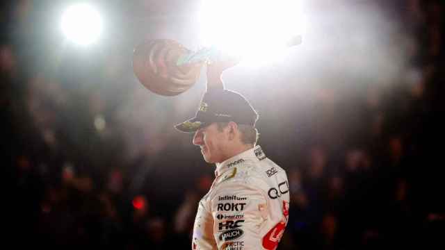 Verstappen levanta el trofeo de ganador en Las Vegas.