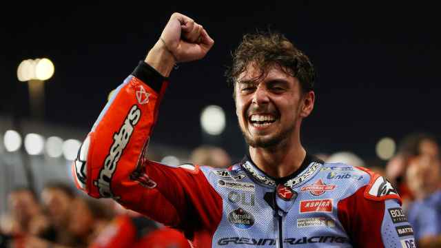 El italiano Fabio di Giannantonio celebra su primera victoria en MotoGP, en el circuito de Losail.