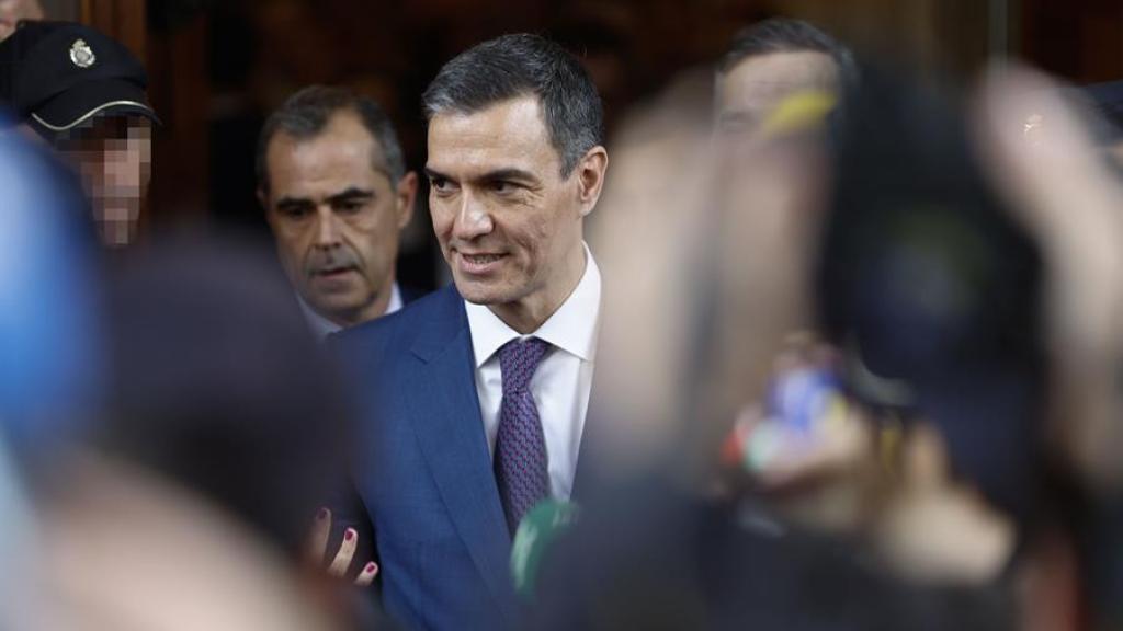 Pedro Sánchez, presidente del Gobierno, a su salida del Congreso tras la sesión de investidura.