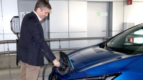 Carlos Pascual en la sede de Iberdrola en San Agustín de Guadalix recargando un Nissan Leaf.