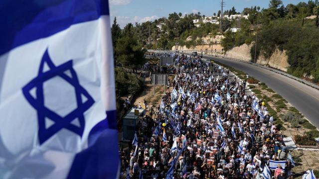 Familiares de los 240 rehenes retenidos por Hamás en Gaza, en el tramo final de la manifestación.