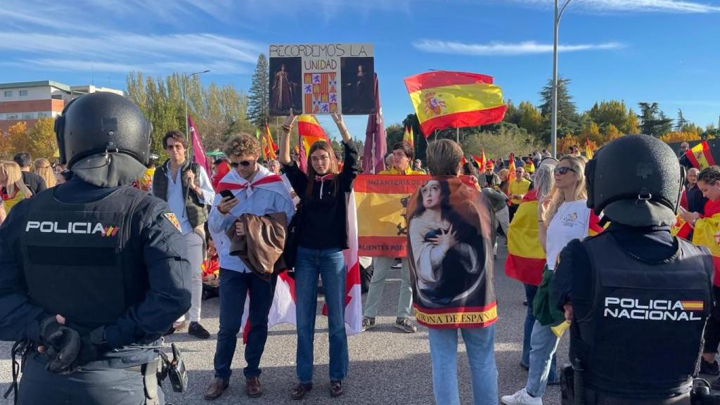 Los manifestantes en su segundo corte de la A-6 este domingo.