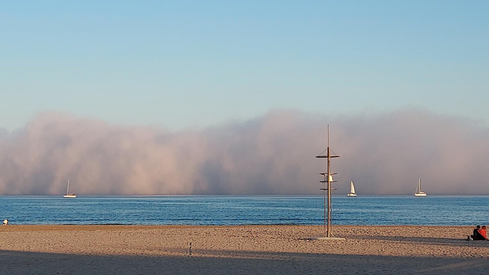 Banco de niebla a su llegada este domingo a la playa de Pinedo (Valencia). @cab_carmen