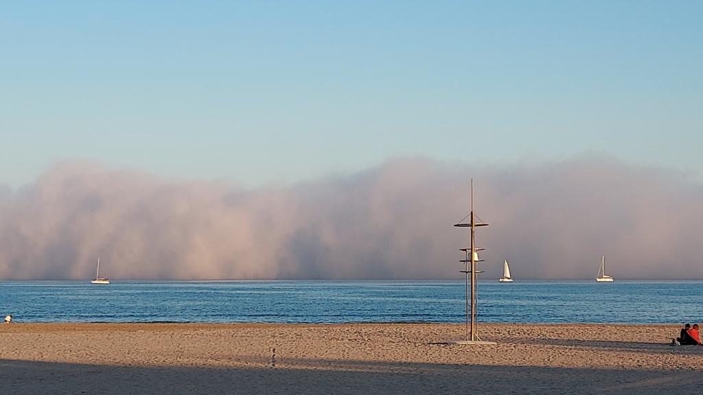 Banco de niebla a su llegada este domingo a la playa de Pinedo (Valencia). @cab_carmen