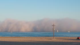 Banco de niebla a su llegada este domingo a la playa de Pinedo (Valencia). @cab_carmen