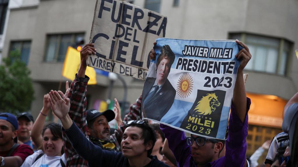 Partidarios de Javier Milei celebran su victoria en las calles de Buenos Aires.