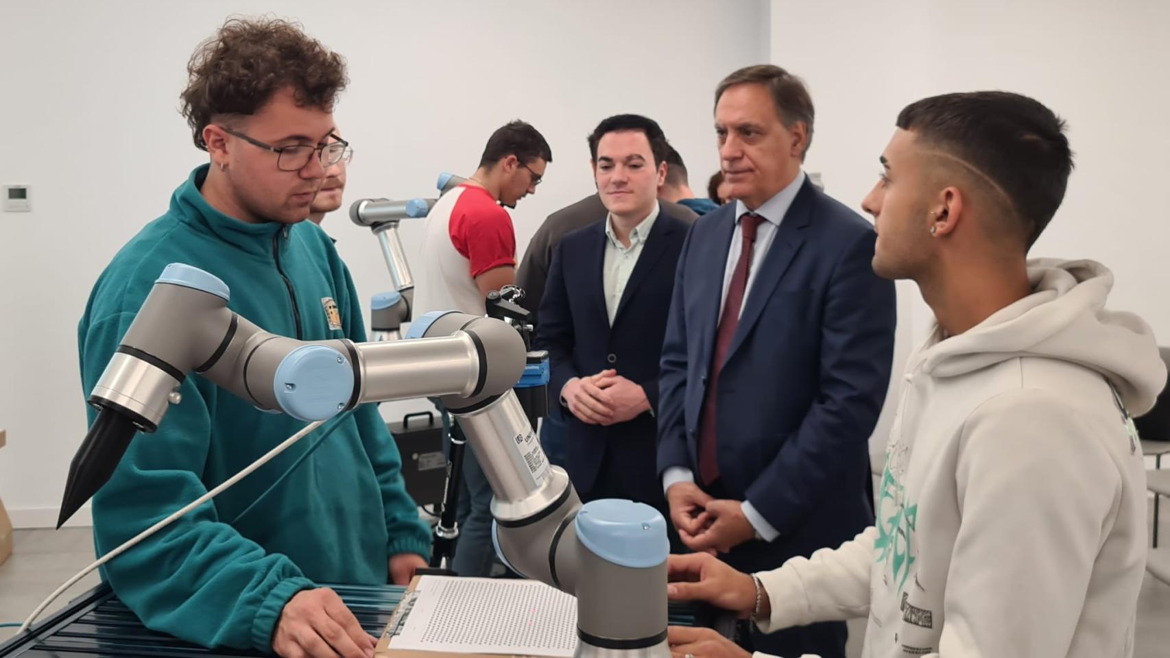 El alcalde de Salamanca visita a los alumnos de los curos formativos de Tormes Plus en La Salle