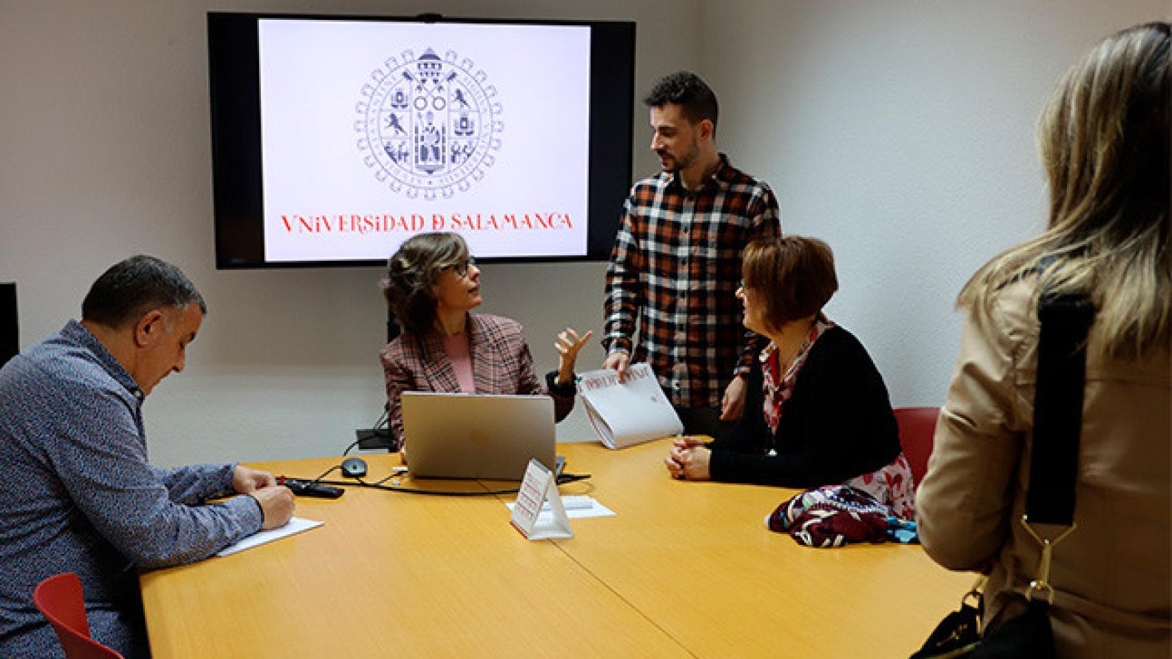 La presidenta de la Junta Electoral, Elecciones, Marta León, en el momento del sorteo de las mesas electorales