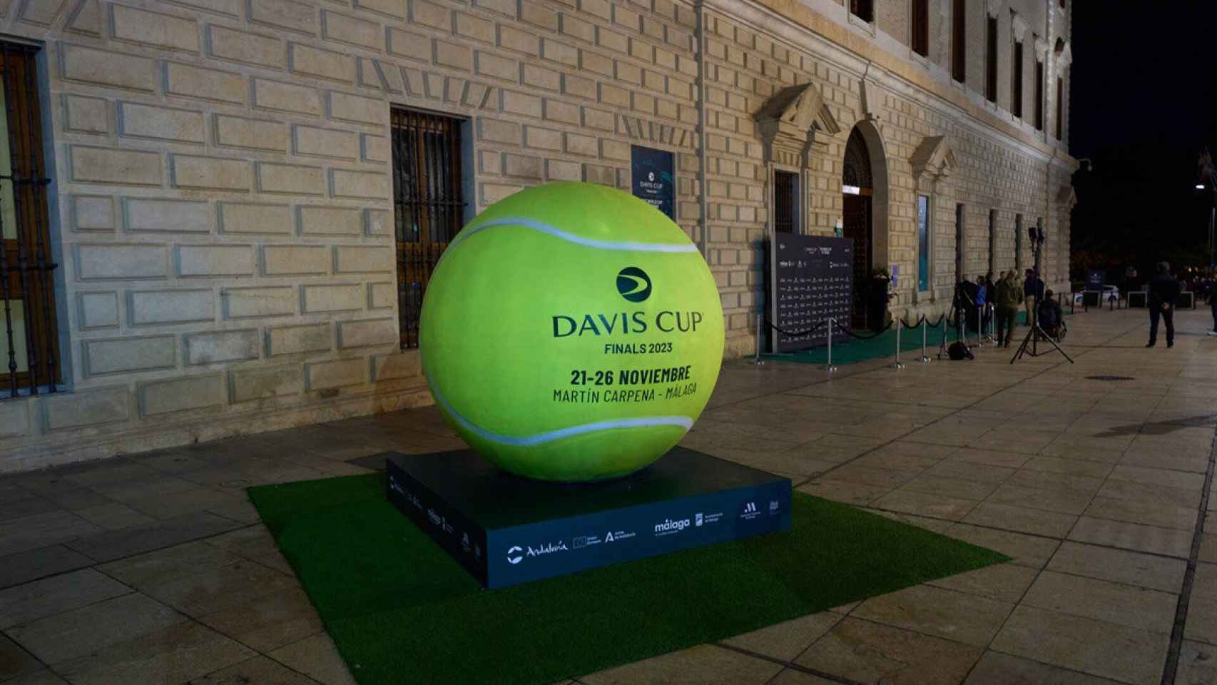Las calles de Málaga, engalanadas para la Copa Davis