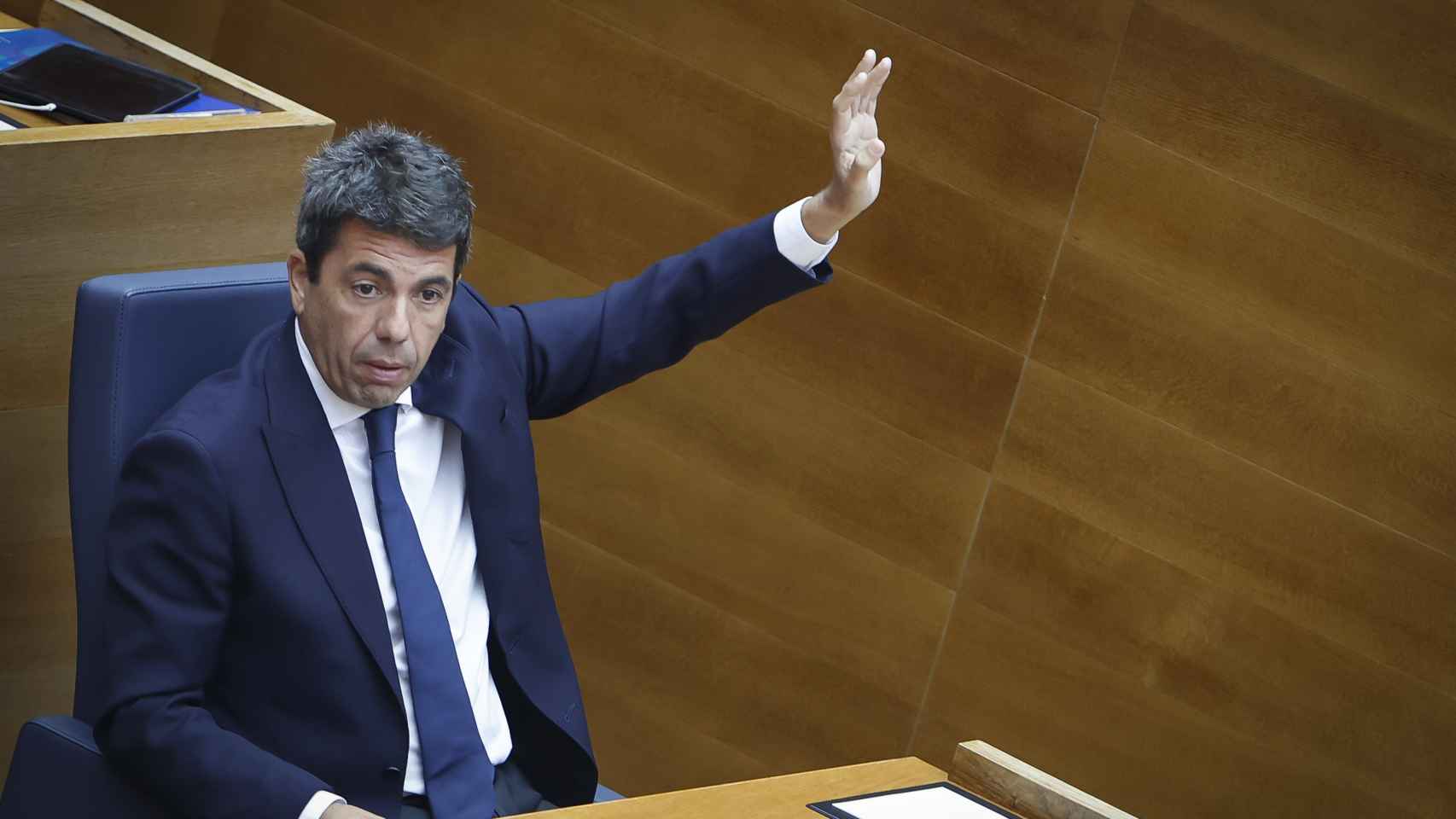 El presidente de la Generalitat valenciana, Carlos Mazón, este lunes en las Cortes