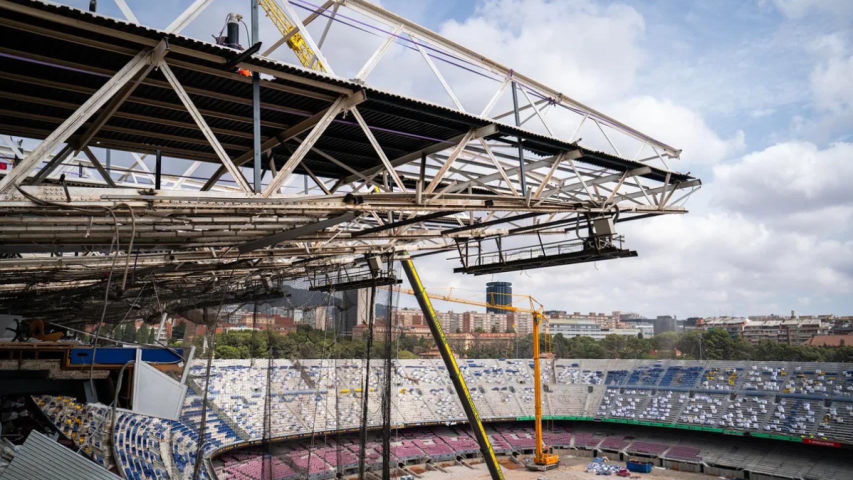 Uno de los techos del Camp Nou, en pleno desmontaje.