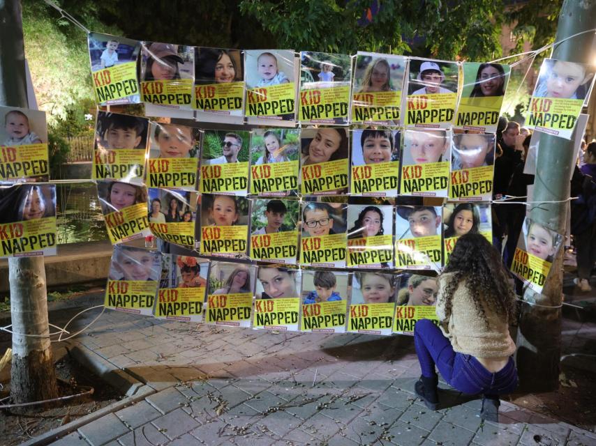 Protesta frente a las oficinas de la ONU en Tel Aviv para pedir la liberación de los secuestrados por Hamás.