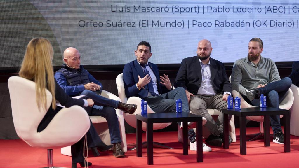 Jorge Calabrés (centro), jefe de Deportes de EL ESPAÑOL, durante su intervención en la mesa redonda de prensa en el II Congreso Internacional de Periodismo Olímpico.