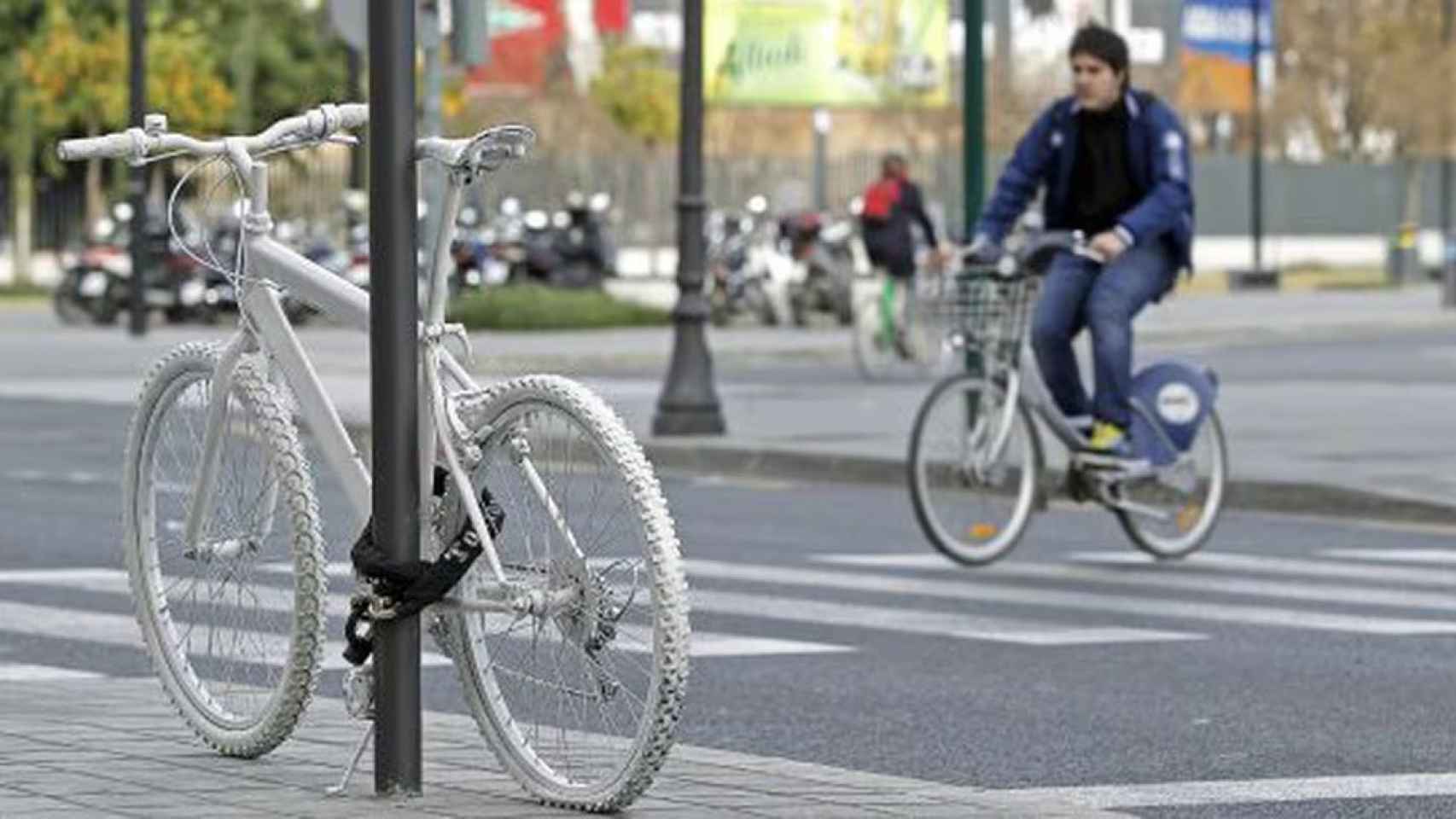 La bicicleta blanca que recuerda a Rebeca.
