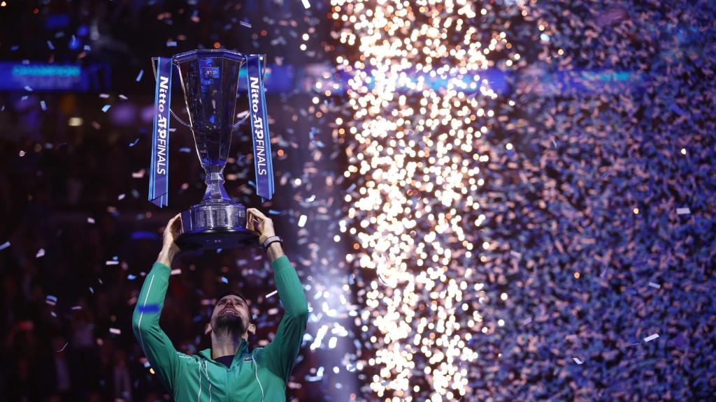Novak Djokovic levanta el trofeo de ganador de la ATP Finals.