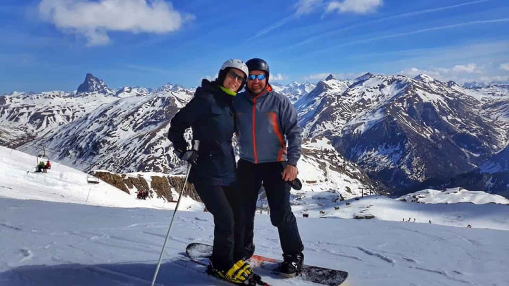 Elma Saiz y su marido, practicando  esquí.