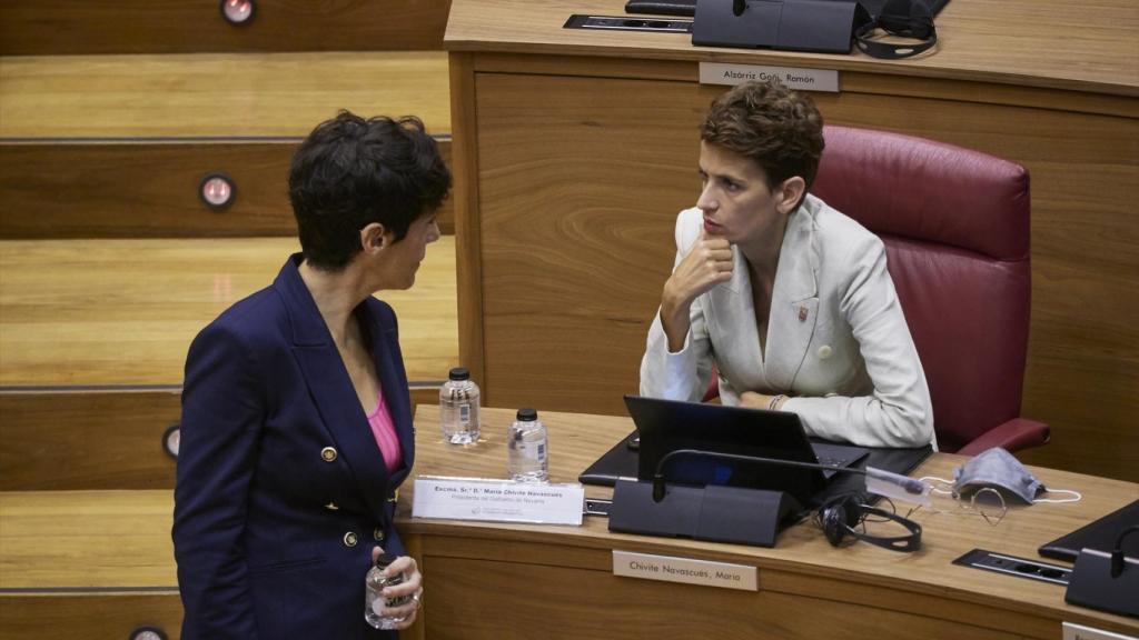 La presidenta del Gobierno de Navarra, María Chivite (d), habla con la entonces consejera de Economía y Hacienda de Navarra, Elma Saiz (i), en una imagen de archivo.