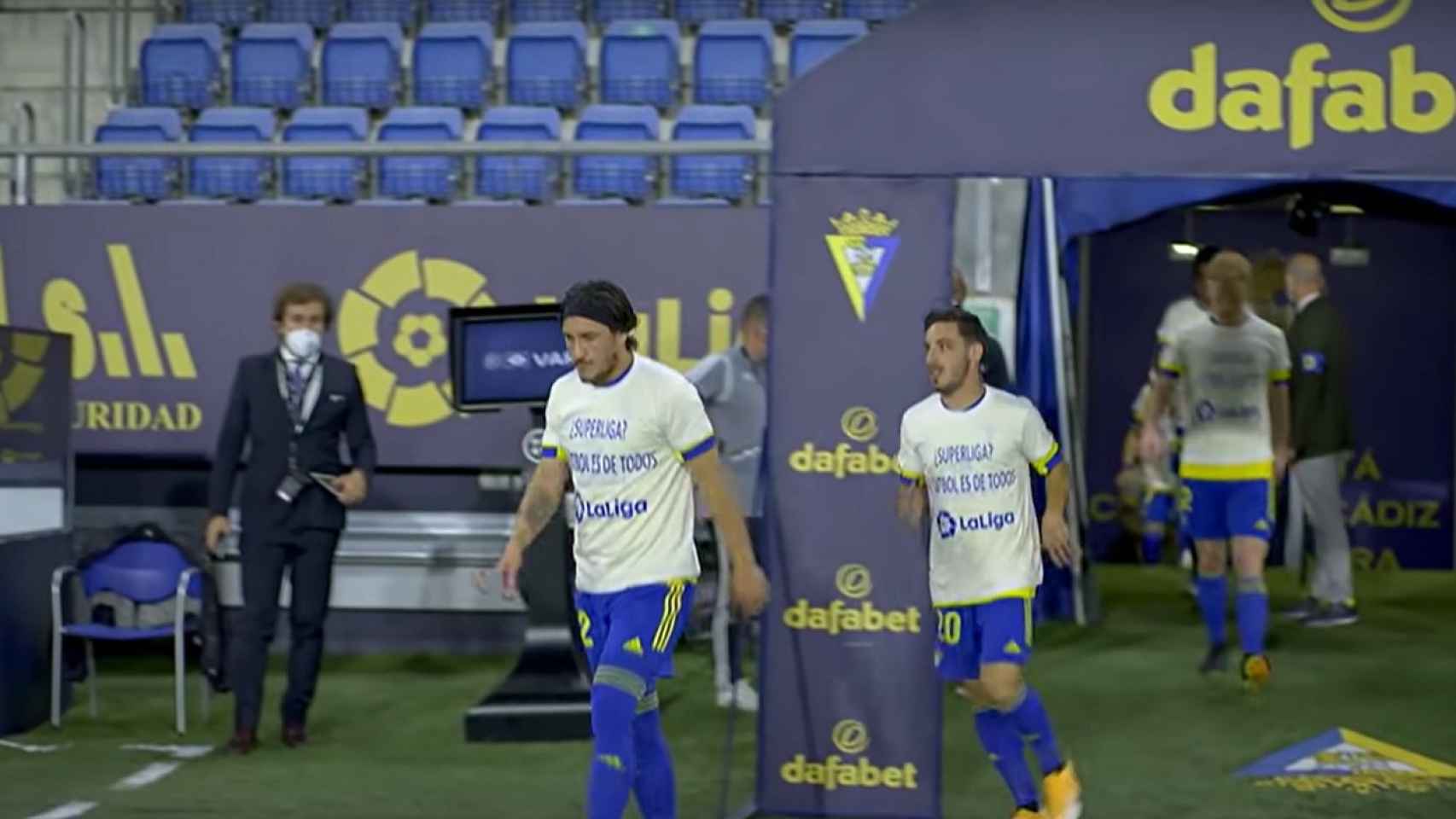 Los jugadores del Cádiz con camisetas contra la Superliga en su encuentro ante el Real Madrid en 2021