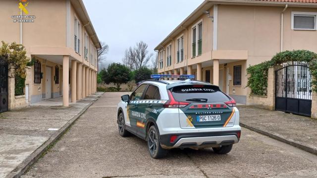 Coche de la Guardia Civil en una calle sin salida