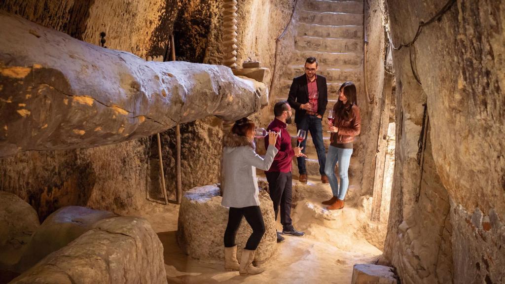 Visita guiada a la bodega subterránea del siglo XVI, una de las actividades más demandadas por los turistas que visitan Cigales.